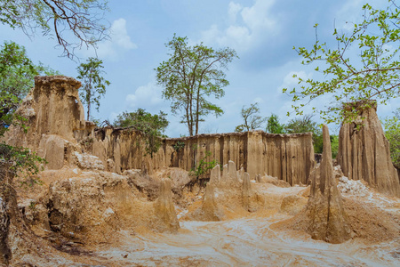 水流穿过纤维风景优美的水流穿过地面,将土壤侵蚀和崩塌成自然层照片