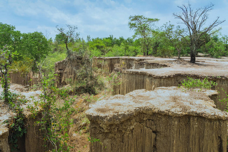 风景优美的水流穿过地面,将土壤侵蚀和崩塌成自然层照片