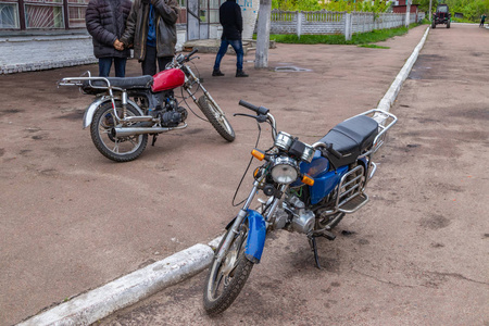 活跃的青少年的生活方式乡村自行车轻便摩托车,活跃的生活方式照片