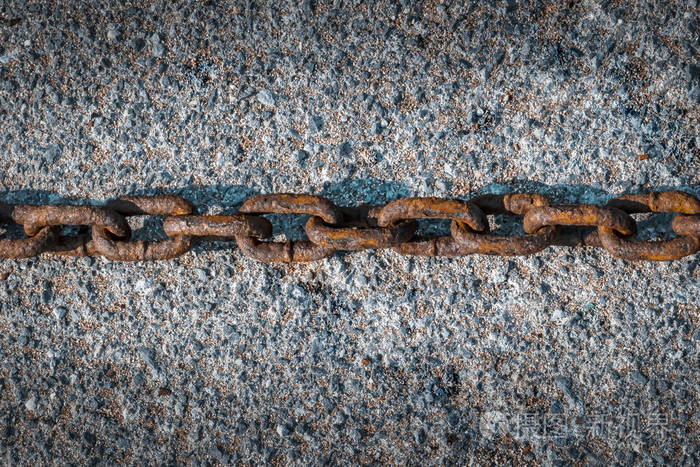 陈旧的生锈的铁链横躺在灰色的沥青背景上.照片-正版商用图片2j9ypd-