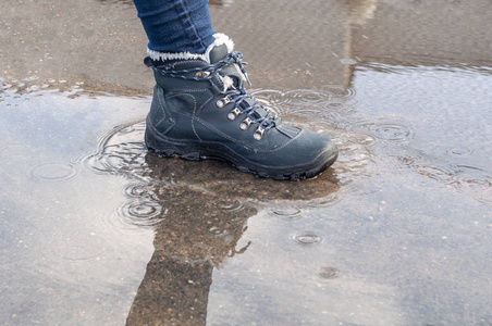 在街上踩水坑的人照片