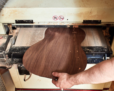 古典吉他音板的页脚和支架的标记和粘贴.照片