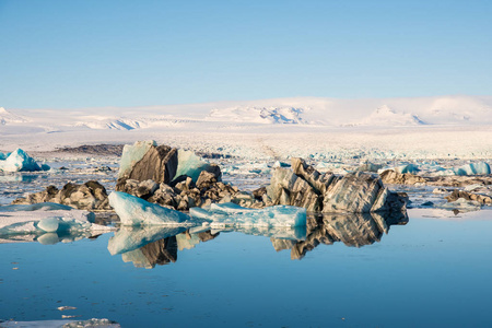 冰岛约库萨隆冰川泻湖中的冰山图片