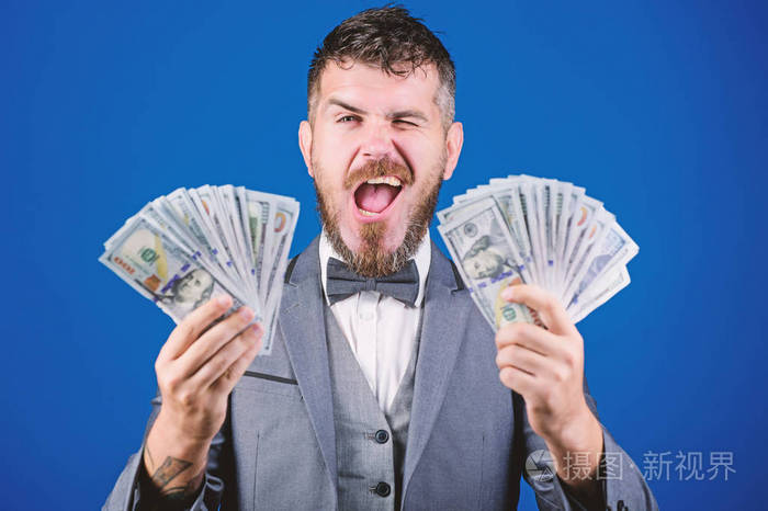 快乐的大胡子男人有很多钱.在办公室的成功一天照片-正版商用图