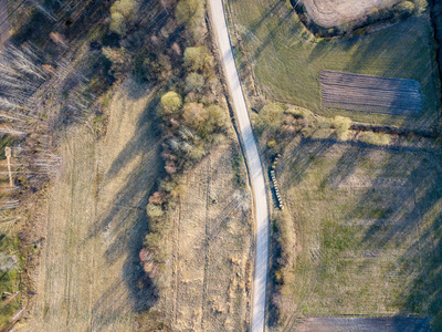 乡村公路和小村庄鸟瞰图图片