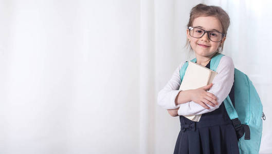 背着书包和书的女小学生图片