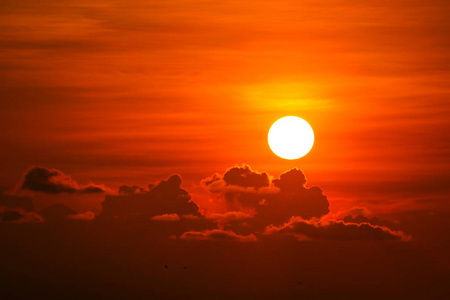 五彩缤纷的红霞和天空中的太阳照片