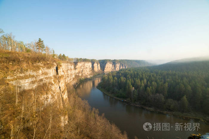 河流在森林和悬崖边上