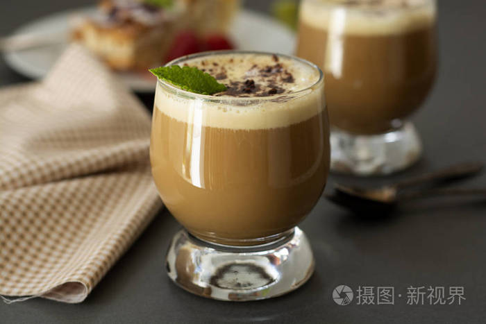 咖啡冷饮加香草冰淇淋和浓缩咖啡美味的夏日清爽饮料