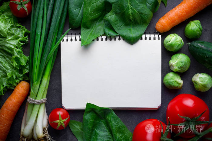 烹饪新鲜健康蔬菜的空白食谱和配料