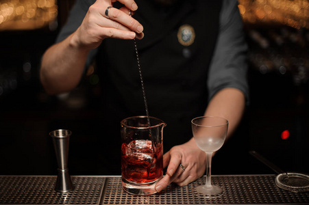 调酒师搅拌冰块的近景照片照片