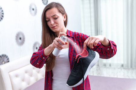 汗臭那个女人在跑鞋后感到汗臭难闻照片