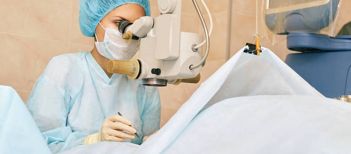 近视眼睛眼科激光显微镜手术.门诊医生.病人的眼睛治疗.