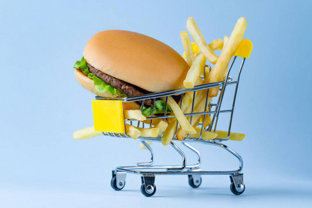 薯片辛辣味平躺顶部查看零食垃圾食品脂肪的原因无忧无虑的时髦人士坐