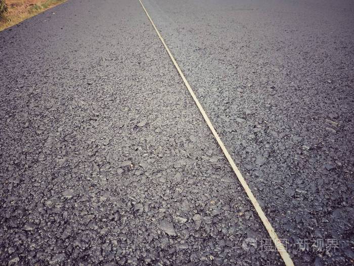 道路交通在沥青路面上涂成白色