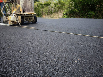 道路交通在沥青路面上涂成白色图片