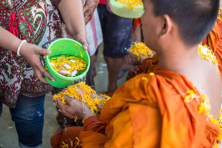 泰国泼水节传统中的僧侣图片