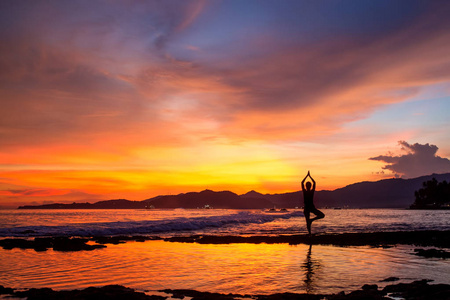 海边日出瑜伽图片