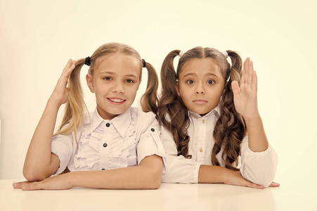 孩子们举手回答问题图片