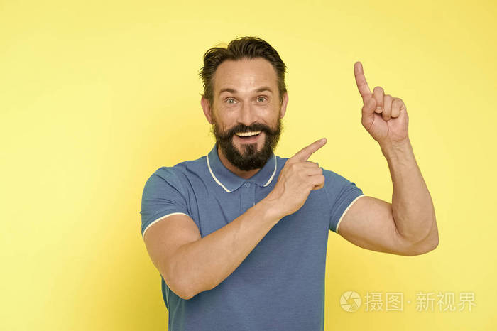 男人的胡子和胡子指示方向.看那个广告.这个人留着欢快的新主意.
