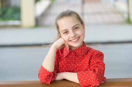 国际儿童节.整天笑.快乐快乐的概念.孩子长发快乐笑脸.暑假照片