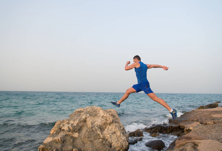 在海滩上奔跑的人.户外跑步训练.适合男性运动健身锻炼.