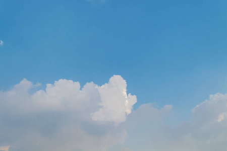 白云在浩瀚的蓝天上洁白柔软图片