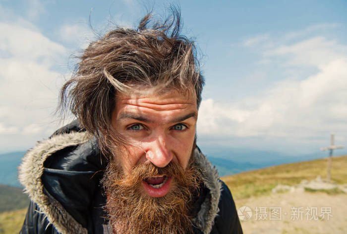 有胡子的男人在风山上留着胡子的野蛮的高加索人