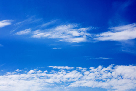 深蓝色的天空,云彩,高质量的五千万像素照片