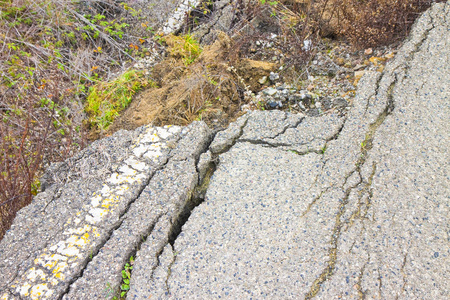 沉降裂缝滑坡旧沥青路(意大利)照片