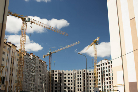 塔吊在一个建筑工地的房屋背景上照片