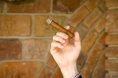 男人雪茄图片