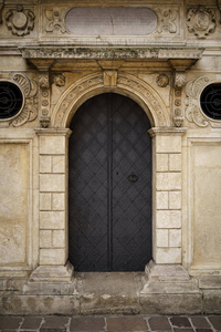 欧洲建筑上古老的黑色金属门图片