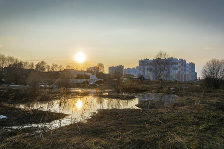 夕阳余晖中的春城景观图片