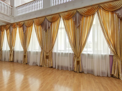 宴会厅.有柱子,阳台,窗户和窗帘的古典建筑照片