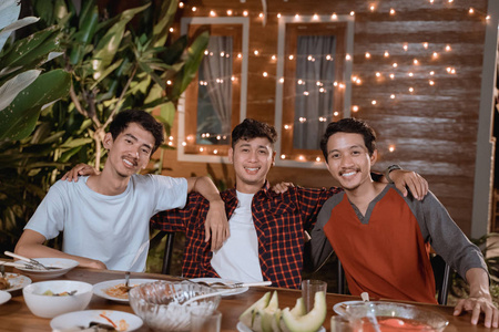 最好的花园三个小男孩在花园聚会上最好的朋友照片