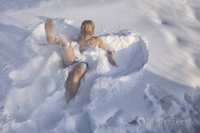 胡子男人在雪地里洗澡后