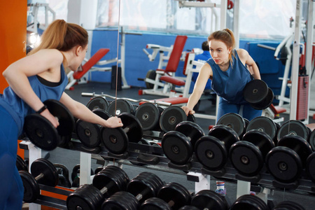 举哑铃胖女孩图片