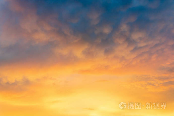 夏季日落时五彩缤纷的自然天空