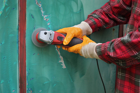 旧金属门修补,除锈,刷漆照片