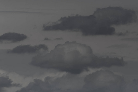 灰色天空中几朵孤立的乌云图片