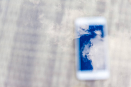 手机智能手机中蓝天白云的倒影图片