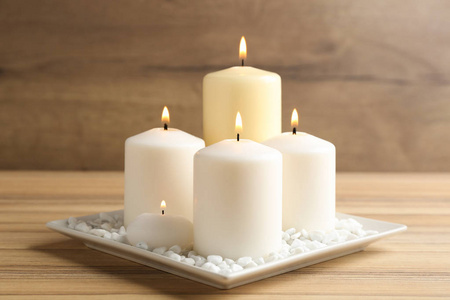 木桌上燃点蜡烛的构图图片