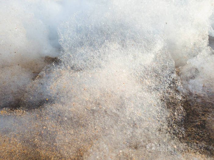 海滩迪斯科派对后肥皂泡沫看起来像天空中的云朵