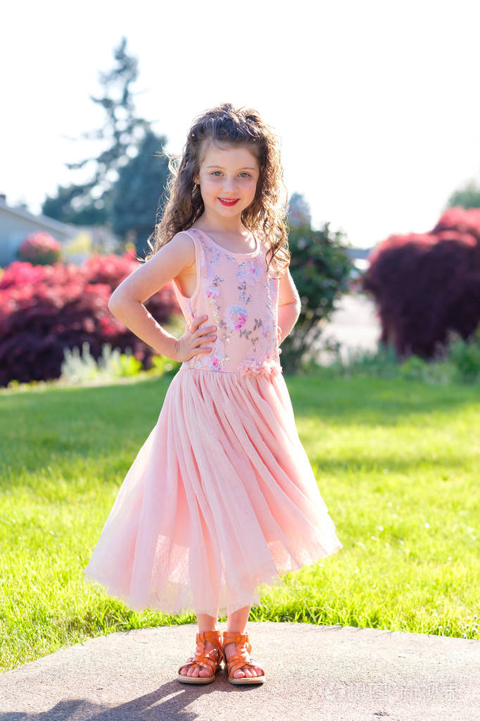 舞蹈表演前的五岁女孩画像