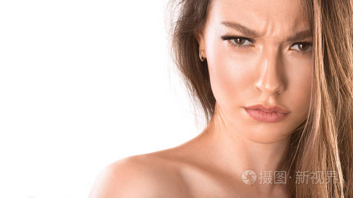 一个愤怒的女人的特写肖像看起来很疯狂疯狂的喊叫做