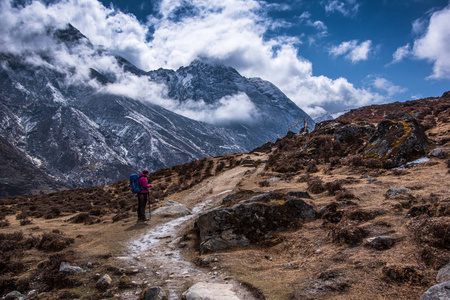 一位女性登山者的风景图图片