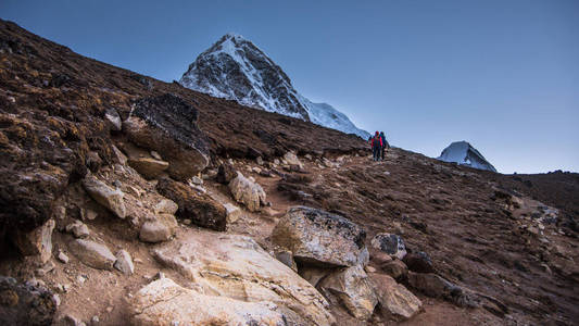 小路景观和两个登山者步行图片