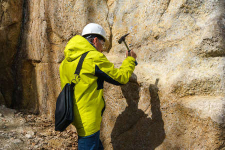 地质学家采集岩石样本图片