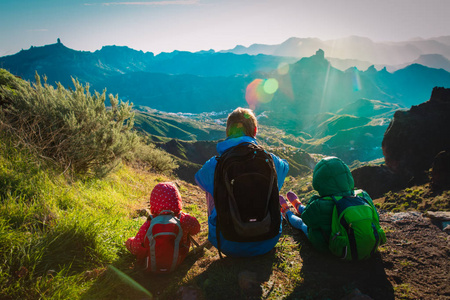 父亲和孩子们在日落山脉旅行图片